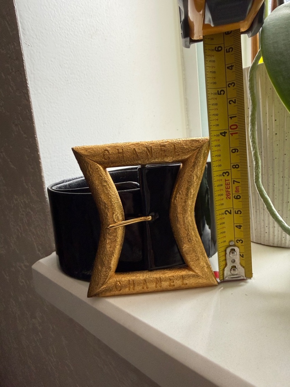 Vintage CHANEL Black Patent Leather Belt with Gold plate Buckle. xs size - Picture 3 of 11